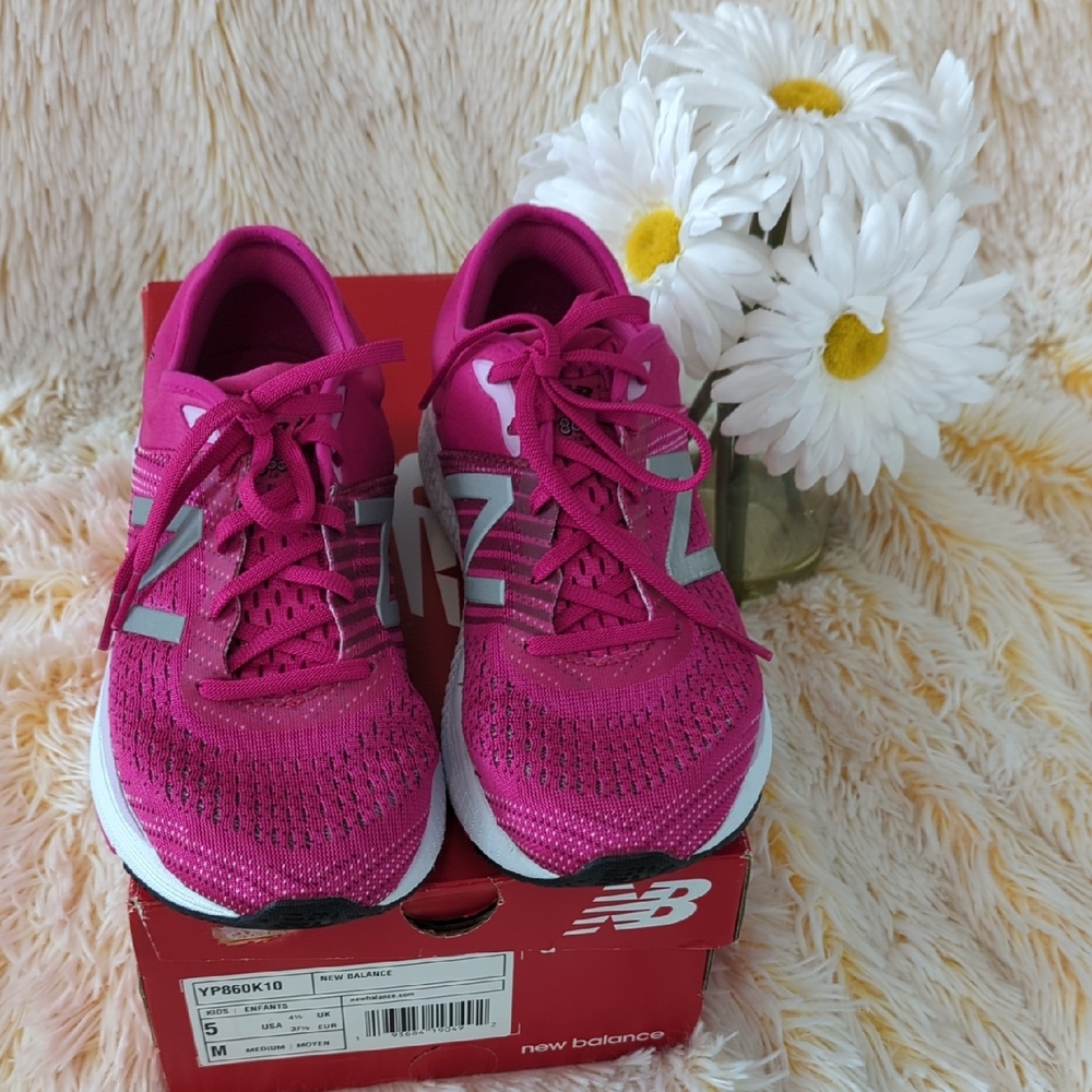 ❣️👟Women New Balance Women's Fuchsia Sneakers👟❣️